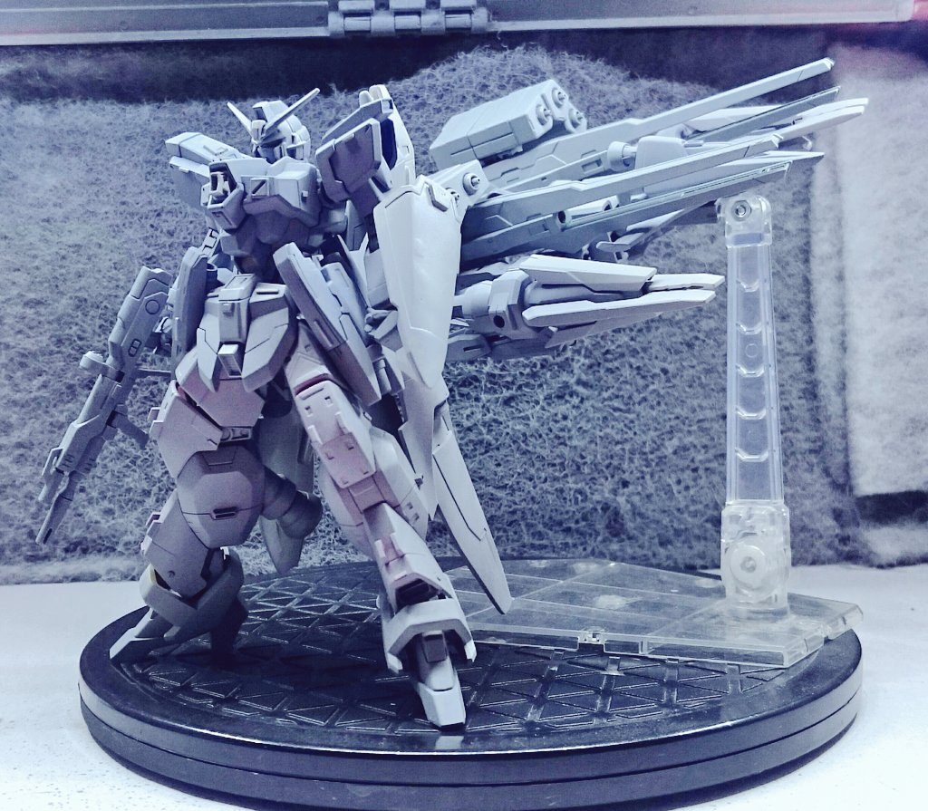捨てサフをした段階です。
色が落ち着いた事でカラーをイメージしやすくなりました。