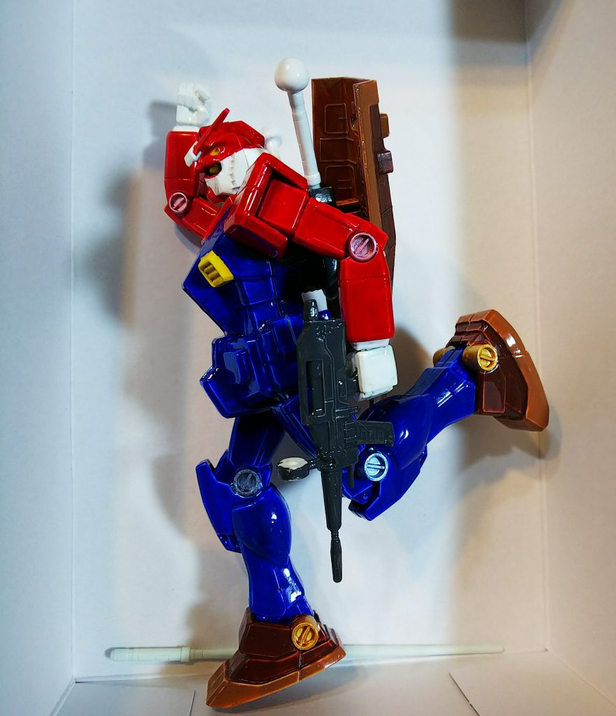 塗装と乾燥が終わり、全部組んでみて。
ポーズ取ってみたり(笑)
個人的には艶ありテカテカ仕上げにしたかったが、
旦那の助言で艶消しトップコートをして艶消し仕上げにすることに。
まだ筆塗りに慣れていなかったので、だいぶ筆跡が残っていたので、
それをいい具合に隠すためにも艶消し仕上げにしました(。-∀-)b
ちゃっちさもなくなり、いい感じに仕上がったのでヨシッ!!