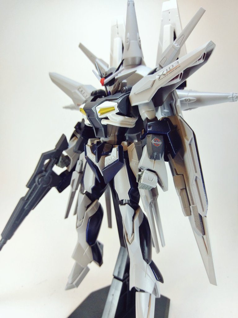 斜めからの写真ですが、このアングルがとても好きです。リボーンズガンダムを使ったことによるスタイリッシュさが表れています。
胸部はリボーンズガンダムのものにプロヴィデンスを接着した形になっているのでリボーンズガンダム特有の胸部の前後運動が出来るようになっています。またリボーンズガンダムのものを使うことによって元のプロヴィデンスのものより引き締まった腰にすることが出来ました。