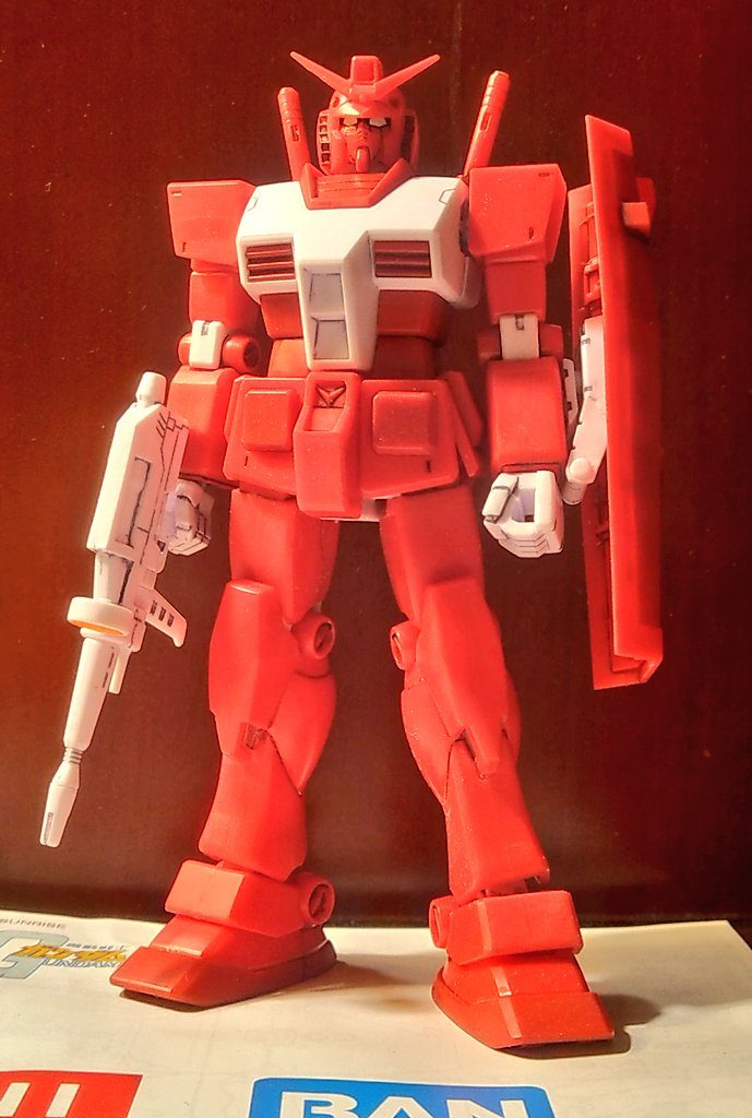 日曜日に基本工作と合わせ目消し、ガンダムマーカーで墨入れまで。抜き勾配とれないところ、接着面周囲、股間のVマーク等のモールドが弱いところは、ナイフで軽く溝を加工。ここまで2日。しかし妖怪一足りないが出現しオデコが行方不明に。ナンデ?