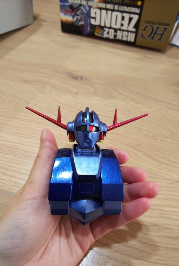 これだけでも、超カッコいい仕上がり(*´∇`*)
モノアイ部分と耳?の下の黄色い部分はキャンディー塗装してあります!!
その他の部分はメタリック色を調合して塗ってます♪