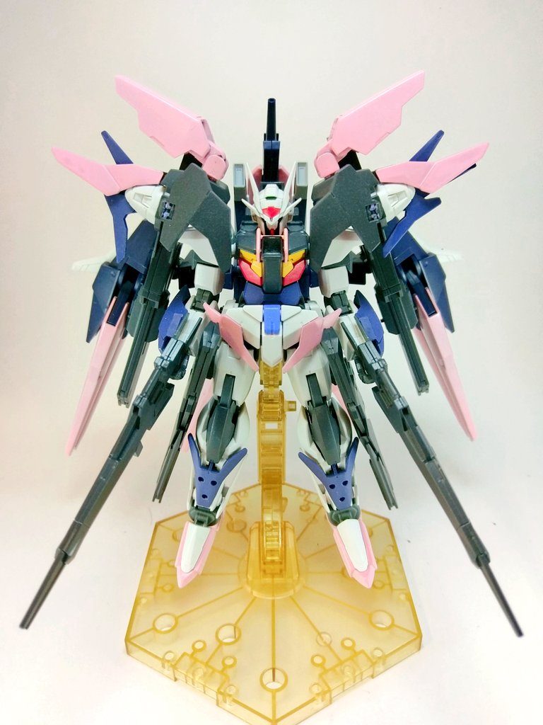 この形態は「ダブルオーサクラ・ペタル」になります。腰部にアメストのバックパックを丸ごと追加しました。アメストのロングビームライフルは後ろに配置されています。頭の上の飛び出てるやつで、両手のビームライフルが無くなったら使う、という設定です。追加したドラグーンは「ペタルドラグーン」と言います。
ペタルは日本語で「花びら」という意味でドラグーンの舞う姿が桜の花びらっぽいところから名付けました。
ダブルオースカイのHWSでドラグーンを使うものがあってもいいじゃない!てとこからアメストを使うことを思いつきました。その後に何やかんやで桜のイメージと設定が追加されました笑