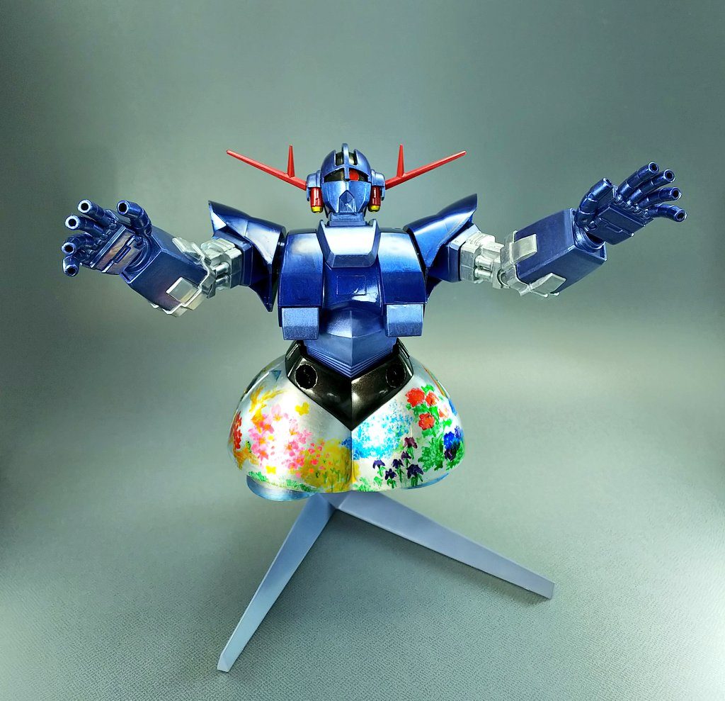 正面から。この艶!!
我ながら素晴らしい出来映え(*´∀`*)
スカート上の黒鉄部分は実に8回塗り直しての納得の出来(笑)
スカート部分のペイントは春・夏・秋・冬の春夏秋冬を描いています!!
正面からは主に春と夏が見れます♪