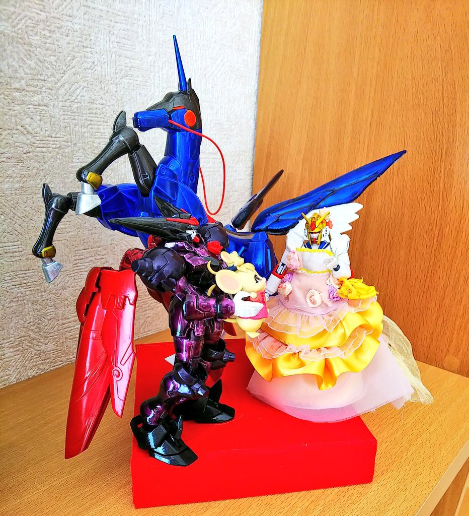 またまた別角度から。
旦那の車に見立てた風雲再起の躍動感が凄い( ; ゜Д゜)!
そして、こうして見ていると…
マスターガンダムは優しい父親・旦那に見えてくる!!
タキシード仮面っぽさはないかな(笑)