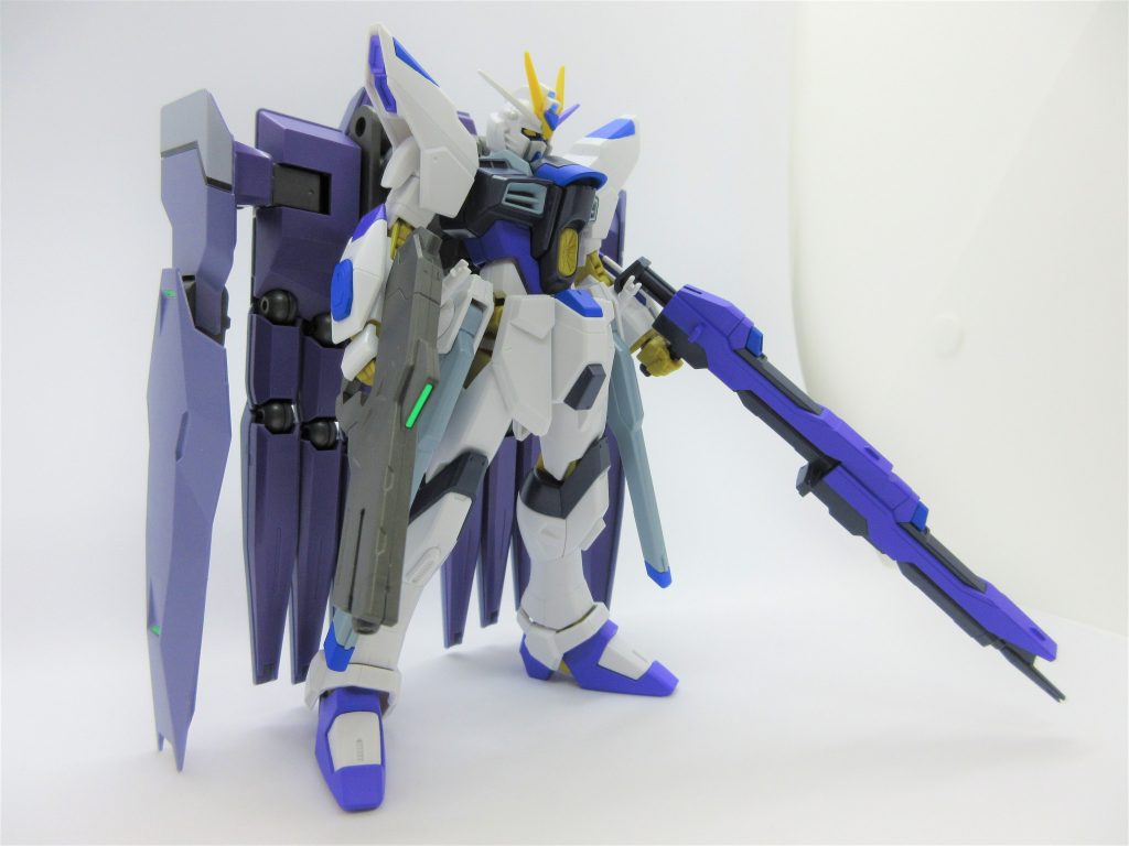 本体はストライクフリーダム。
バックパックとビームライフルをジャイオーンから使っています。