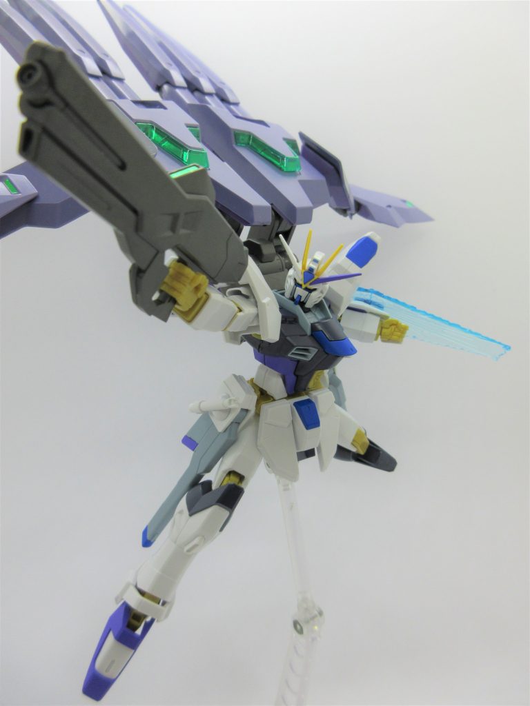 ジャイオーンのライフルはグリップが太く、そのままの状態ではストライクフリーダムの手に合わなかったので多少削ってグリップを細くしています。