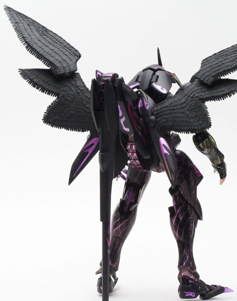 背中には一面紙製の羽毛が敷き詰められています。