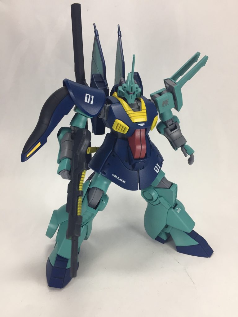 ジオン系技術者が多く関わっているだけあって機体の各所にジオンの系譜を感じます。