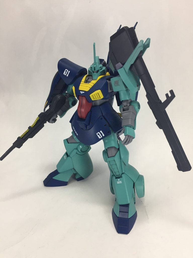 左肩部のウェポンラックにクレイバズーカを懸架できます。