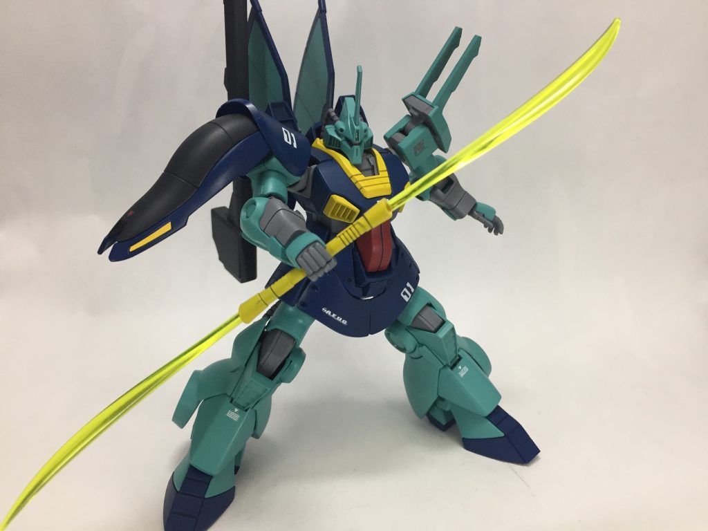 ゲルググと同じようで柄が地味に違うビームナギナタ