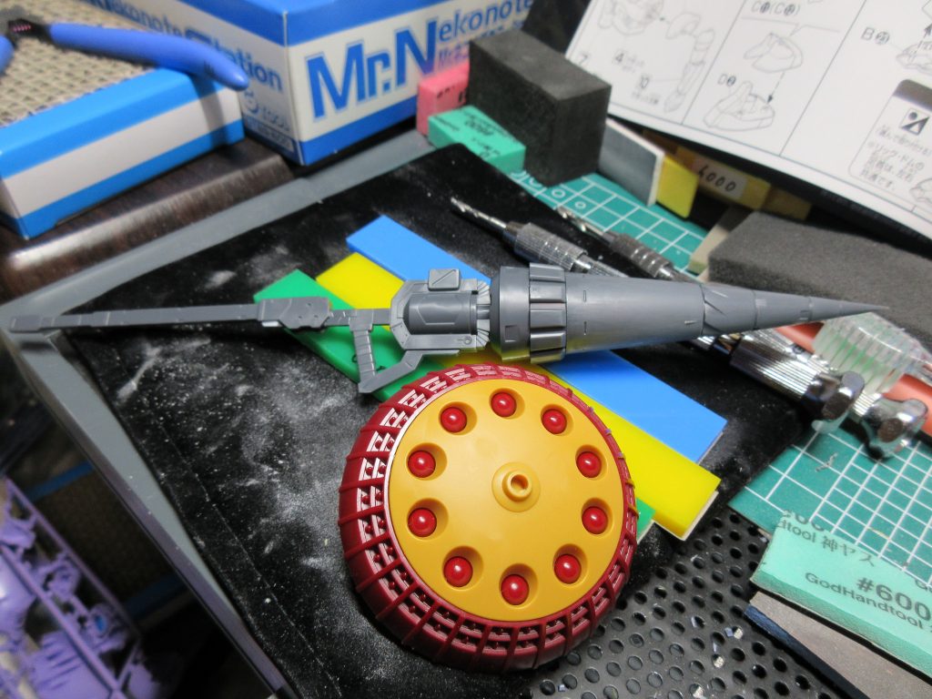 MSGのランスと鎌の一部を使用してランスを延長してます。
ギャンシールドはビルドファイターズのヴァリアブルポッドの物を使用。