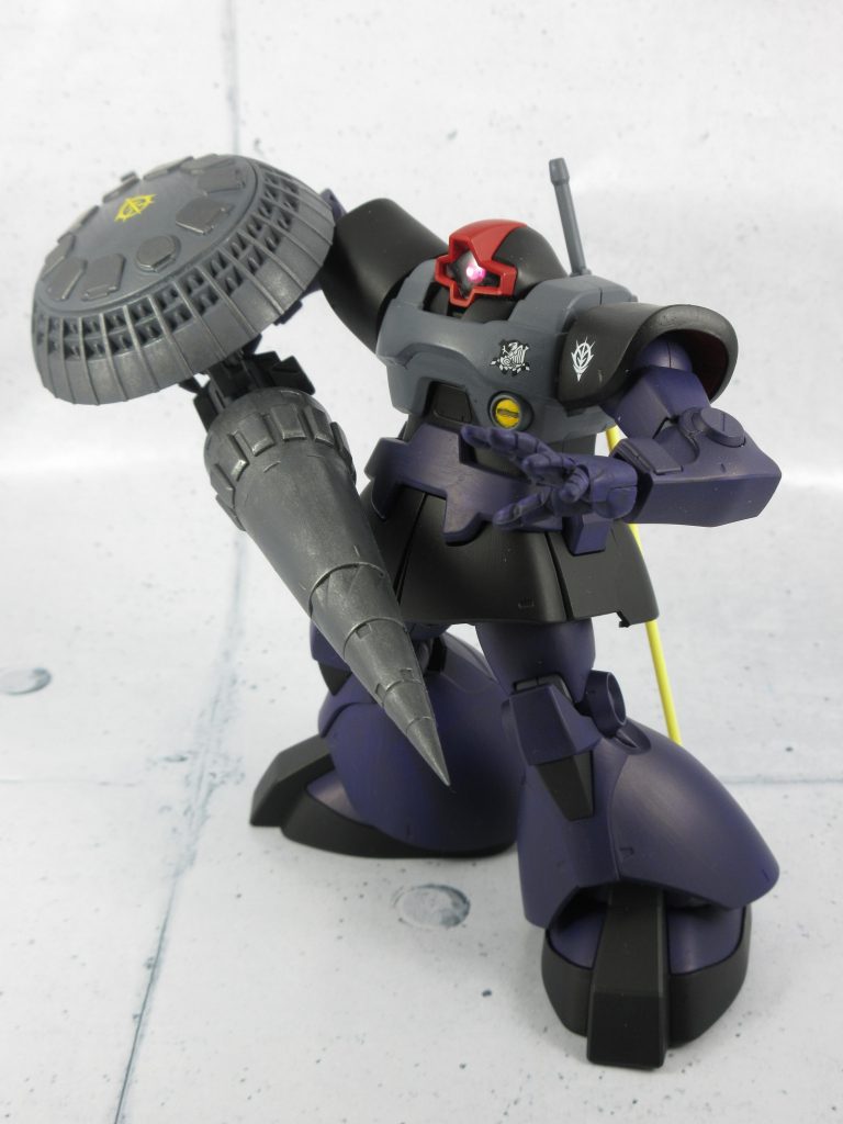 シールドランスを構えてポージング