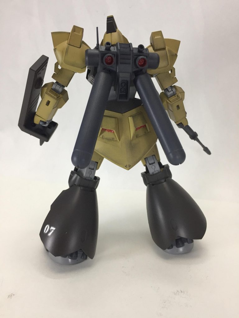 裾からバーニアがチラ見え