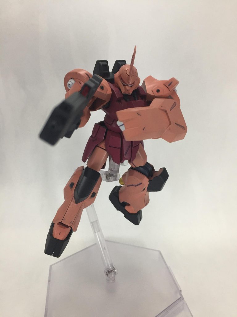 シールドはなんだか陸ガンの盾を大きくしたようなデザインですね