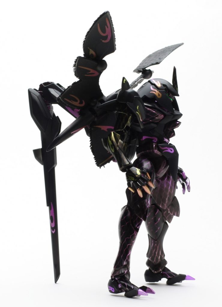 基本は紫×黒。右腕のみ金に輝いています。