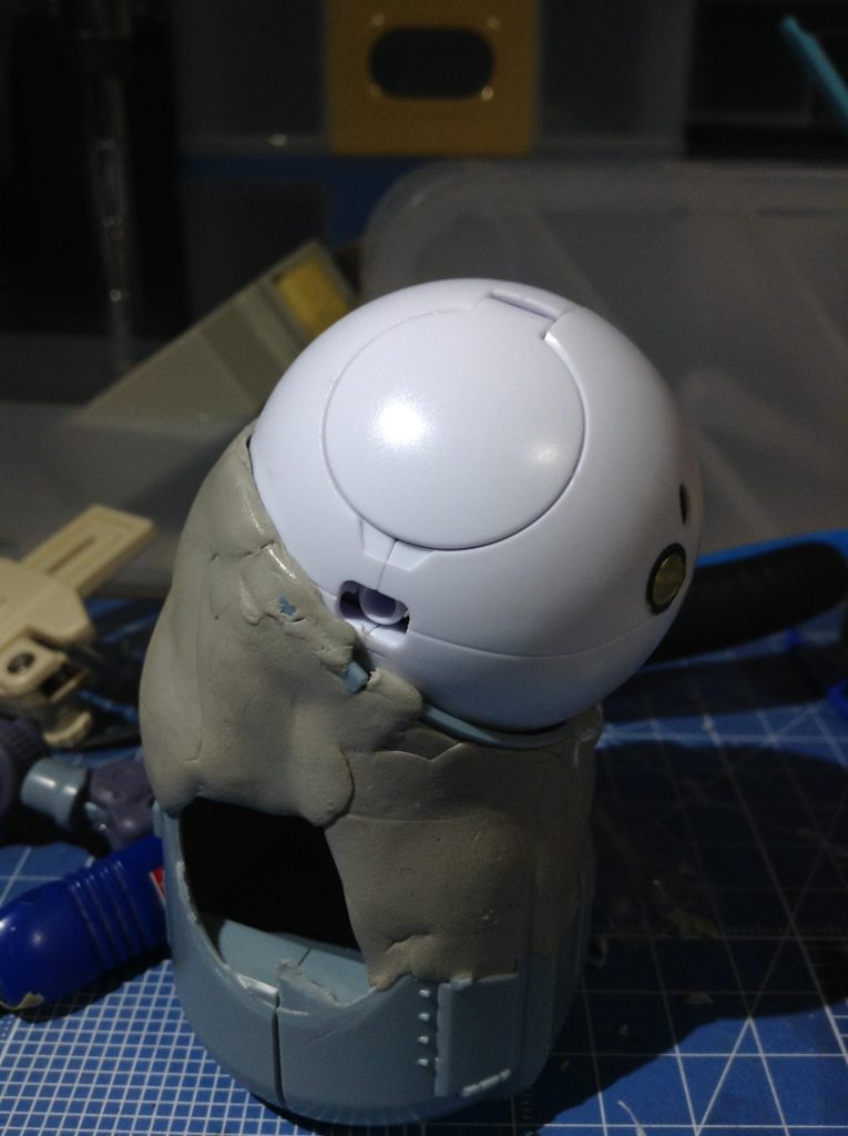 胴体をカットしてとりあえず、パテで固めて乗っけてみる