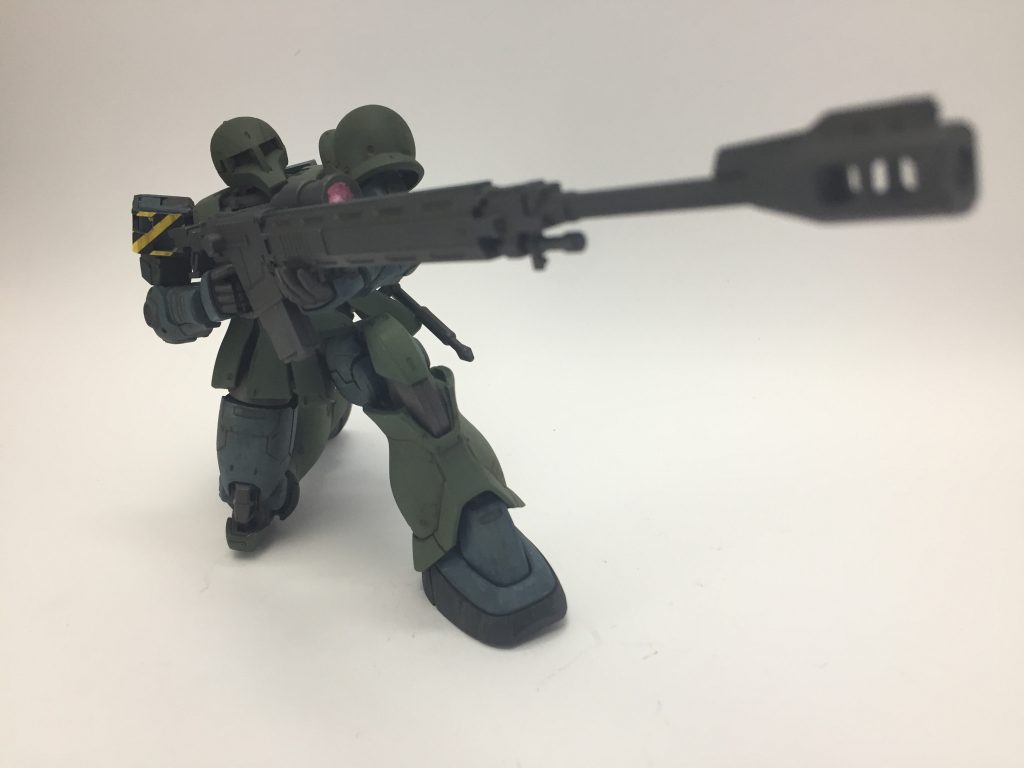 膝立ちも綺麗に決まって狙撃姿勢が美しい