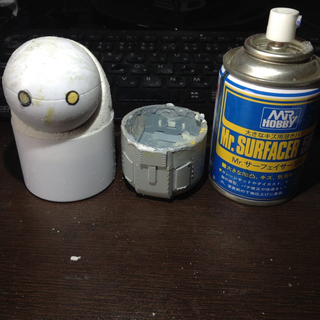 悩みながら、何気なくスプレー缶ののキャップにハロの頭を乗せてみたところなんか行けそうな気がしてくる。