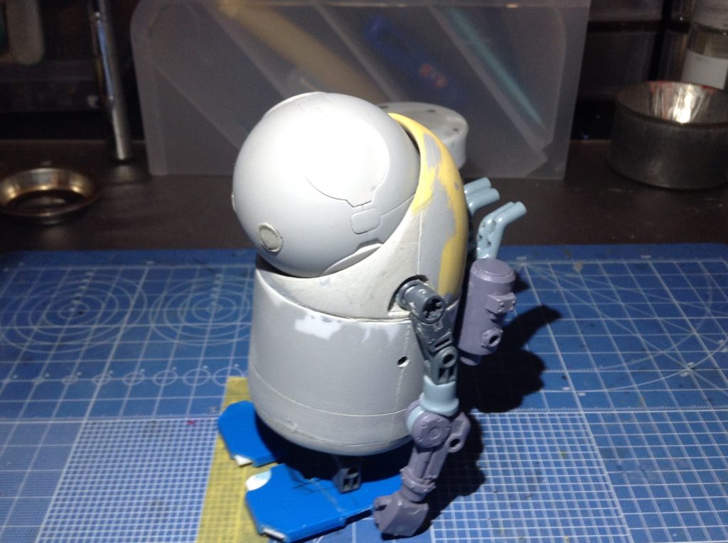 足をプチッガイの台座を加工して、それっぽい形にしてみる