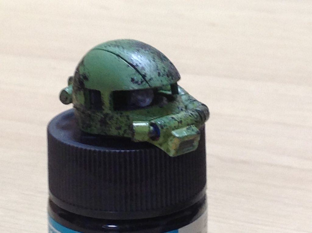 塗装はガンダムマーカーのガンダムブルーとガンダムイエローをまぜまぜしてからがしゃがしゃ筆塗り