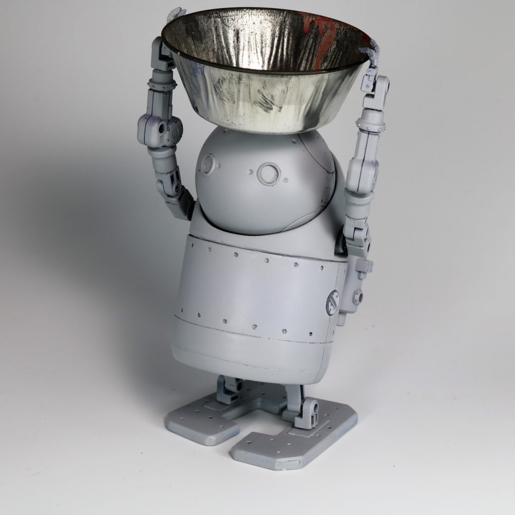 サフを吹いて、バケツがないので、頭に塗料皿を乗せてみる。