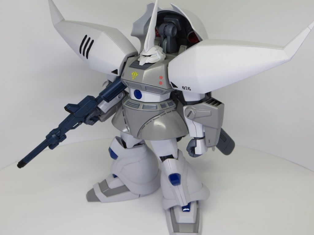 背中にはバインダーを1枚背負っています。顔は…違和感なしw