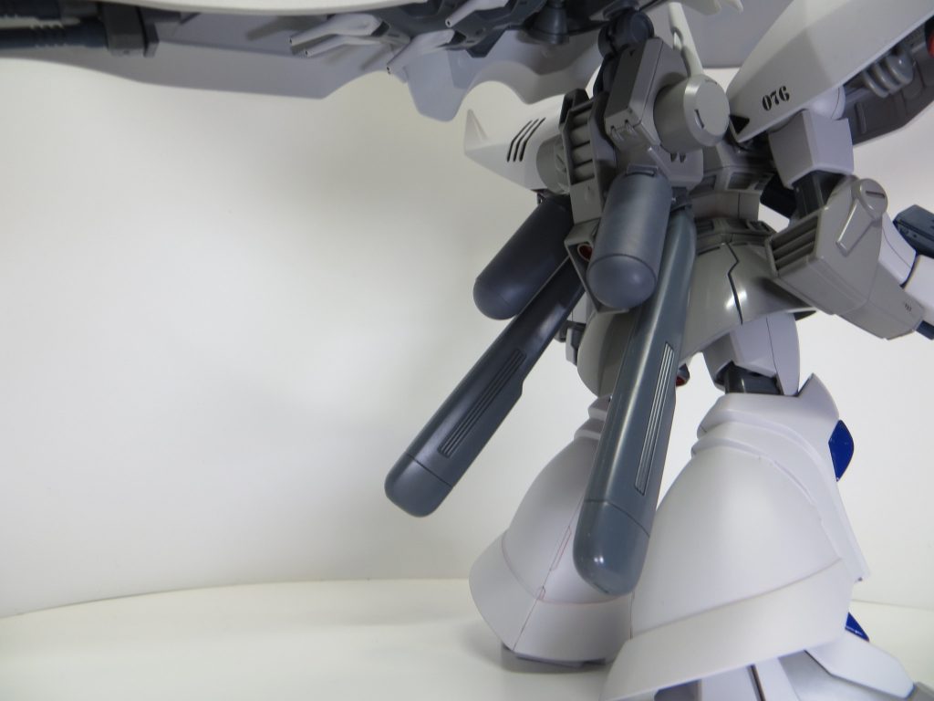 バインダー裏にはファンネル×6、ビームサーベル2本を格納。バックパックにプロペラントタンク×4を装備させました。サーベル2本は位置的に手が届きそうにありませんが気にしてはいけません(画像左上)。