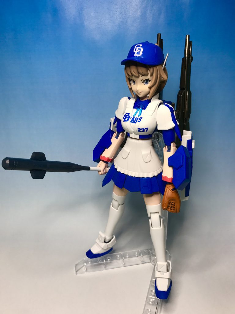 基本はすーぱーふみなのままですが、ガンダムベース東京限定版は野球帽風のパーツがついているのが一番の特徴です。バットは鉄血のオプションから、グローブはfigmaのドアラの付属品です。