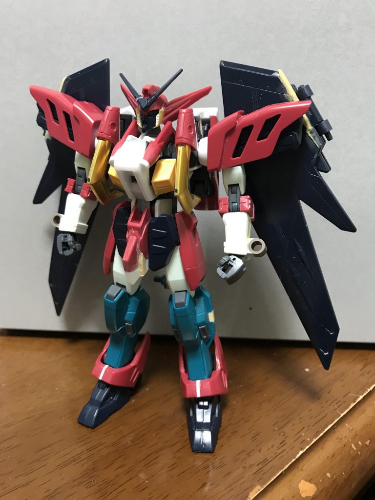 頭部の耳飾りは後方に畳む事が出来ます。