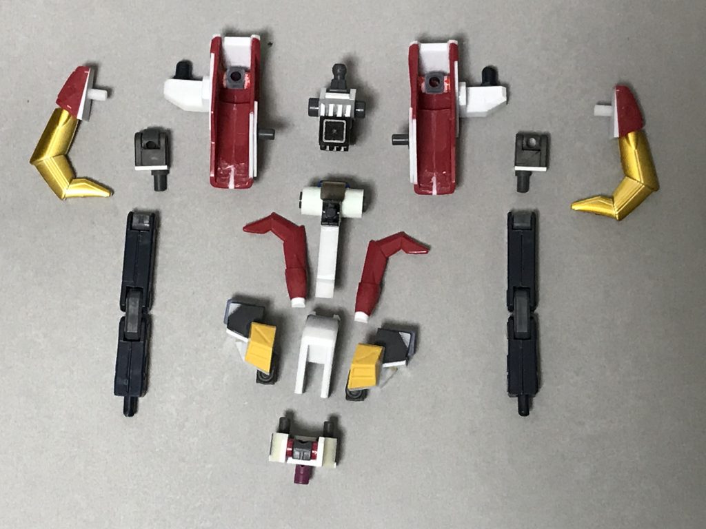 ボディは「1/144 イージス」のスキュラと関節を主に、
いくつかのジャンクパーツをプラ板プラ棒で繋いで組みました。
割り方や可動をどう仕込むか考えるのに苦労しました。