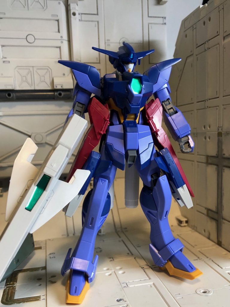 *【製作前小話】*
夫婦してビルドダイバーズを視聴後、どのMSでGBNをやりたいかと盛り上がり、「生まれて初めてガンプラ組み立ててみるか?」という話に。
妻曰く、「ビルドダイバーズのキャラではカルナさんが好き。」
じゃあランシェにするかと聞いたところ、
「ガンダムとかのかっこいい奴の色は青とか紺色の方が好き。」
ということでカルナ君のガンプラであるランシェではなく、アルクを製作することとなりました。
私は妻の組み立てを手伝いつつ、お手本代わりにランシェを組むことに。「プラモを作ったことない大人ってこうなるのか……」と驚きながらも、ゲート処理やヤスリ掛けも体験し、一週間ほどかけて組み上げることに成功しました!そして。
せっかくだし部分塗装してかっこよく仕上げようか、色は変えたいとことあるかね?
「このからし色みたいなのがちょっといやだ。紫っぽい青より紺と黒とか、龍我(仮面ライダークローズ)みたいな色がいい。」
んーそれもう全塗装ですね!他に気になるところは?
「ツノはそっち(ランシエ)のがかっこいいなー、そもそもカルナさんが(ry」
オーケー、ツノを交換しよう。色は塗ればいい。ランシェのアーマーと武器もつけるか。
「それはいらないかなーシンプルなのがいい」
アッハイ。了解いたしました。
「この白い棒何?」
あー、プロペラントタンクって燃料入ってるタンクとかがMSはよく付いてるのよ、シャトルとかロケットみたいな。
「わたしはロケットじゃないからなー。あ、でもお尻のとこが伸びてるのはかっこいいんだよなー」
うん、じゃあ噴射口付けて、装甲追加しようか……
その後、「腰のコレ、ツインマシンガンみたいだから腕につけられない?」などの要望を加味していった結果、
妻の初ガンプラは私に奪い取られ切り刻まれることになりましたとさ。
以下、塗装前写真と工作内容です。