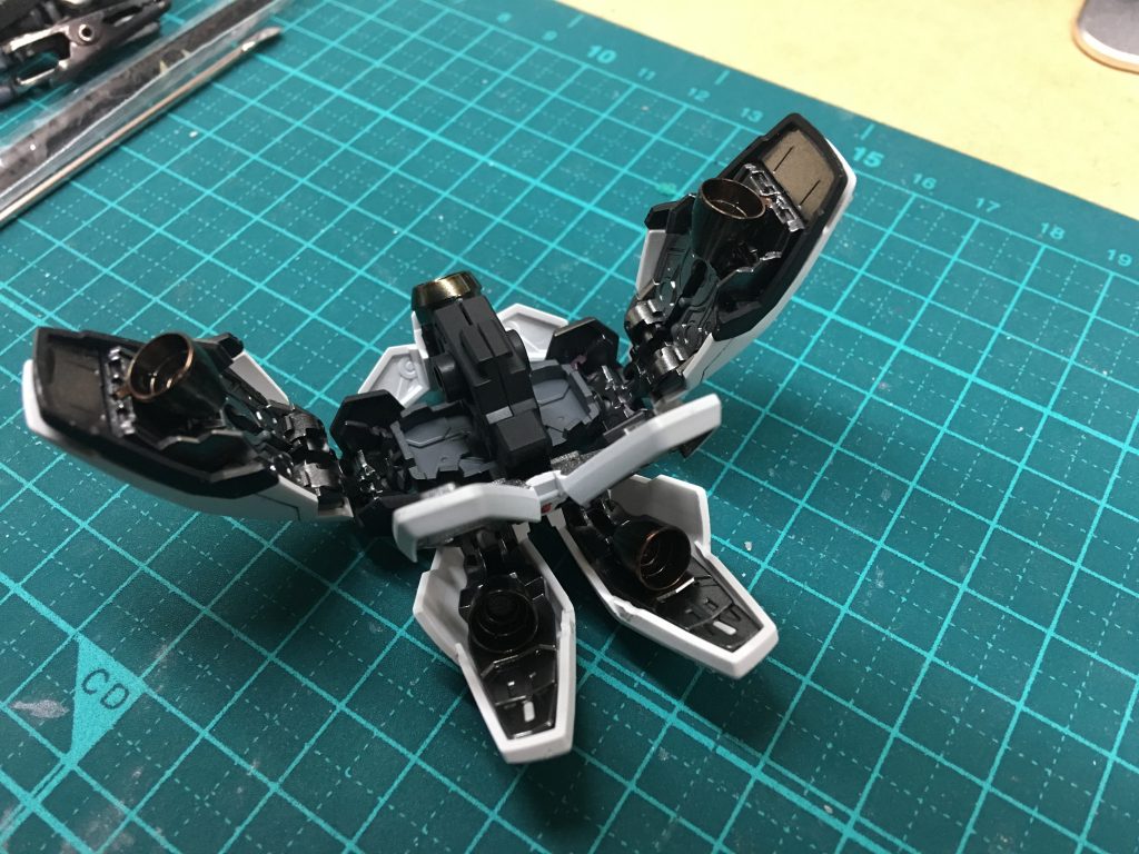 腰のアーマー部分ですが、リアスカートの塗り分けと、サイドスカートにバーニア追加の改造を行いました。