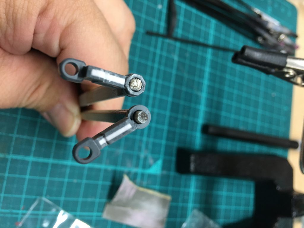 目立つ部分ではありませんが、スーパーバーニアを保持するアームの肉抜きを埋めました。