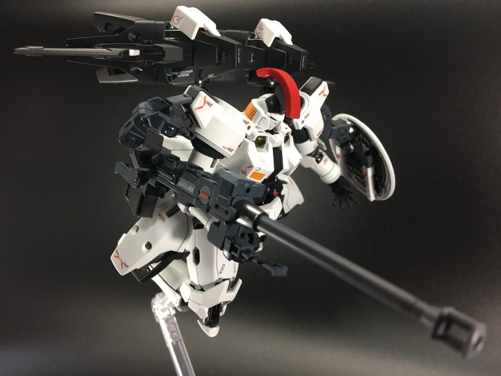 スーパーバーニアにはコーションデカールを使用。本体には付属のリアリスティックデカールを使いました(一部未使用)
目の部分はクリアパーツの裏側にラピテープを貼ってクリアブルーで塗装しました。