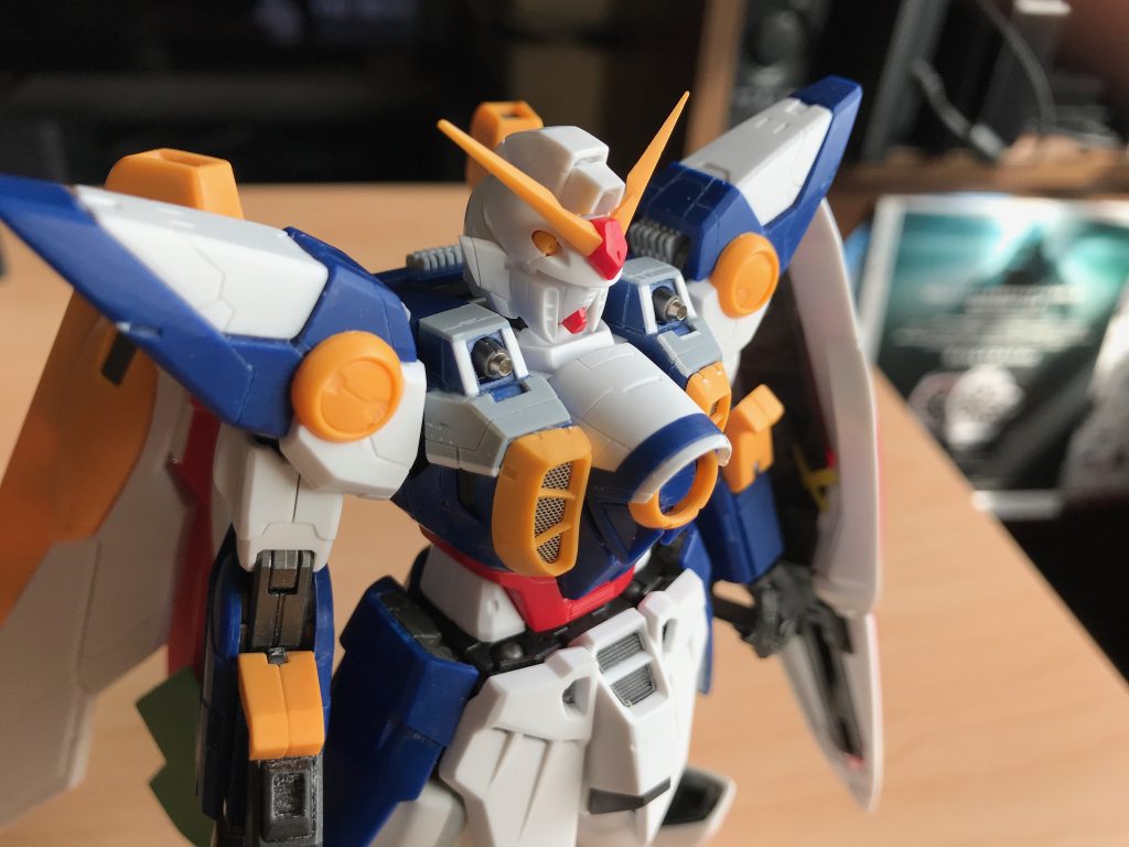 胸部はオリジナルの丸っとしたフォルムがしっくりこなかったので、プラ板でソリッドなシルエットに変更。バルカンもメタルパーツに変更して情報量増やしました。