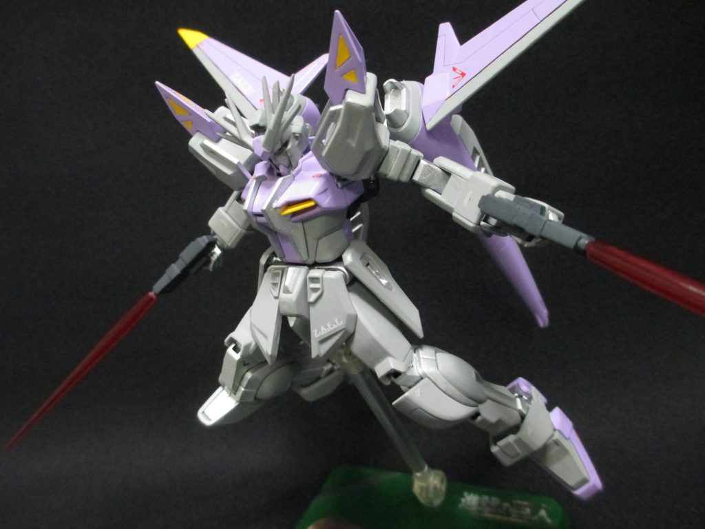 ビームライフルショーティの先端からサーベルも出ます。