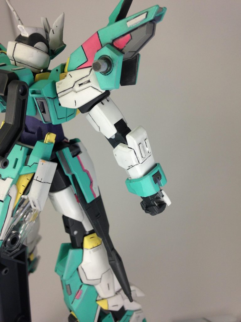 腕周りの写真です。
全体合わせ目は腕と頭部と武器類だけだったので楽でした