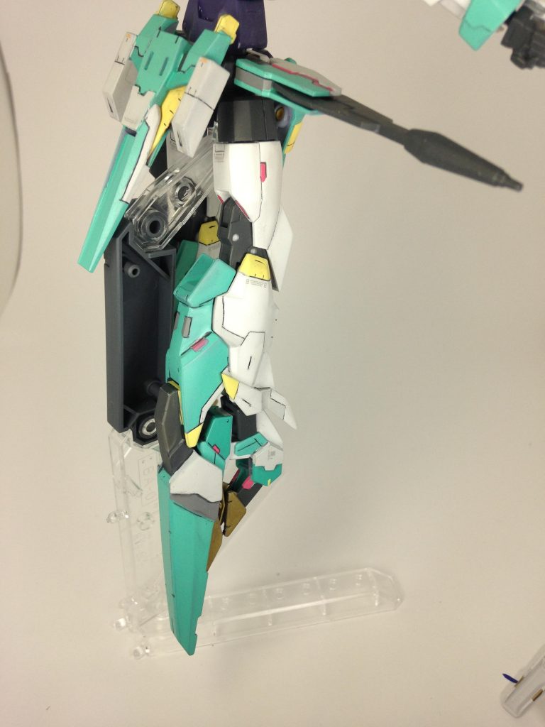 脚部の写真です。
白は分かりにくいですが、グレーを混ぜたものを2種類使用しています。