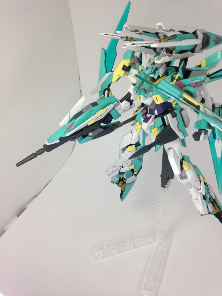 ブンドド写真です。
ライフルやファンネルもプラ板でディティールを増やしています。
今回は、目やつま先などの部位には、金色にしてアクセントにしています。