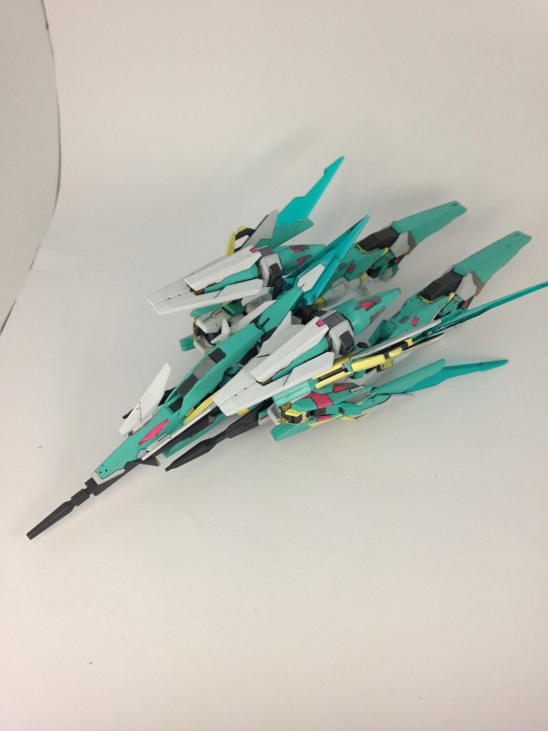 モビルアーマー形態の写真です。
加工しなくてもまとまりのある造形だったので、色を変えても格好良く決まります。ファンネルのグリップ部の黄色の塗り分けもいい具合にアクセントになって良かったです。