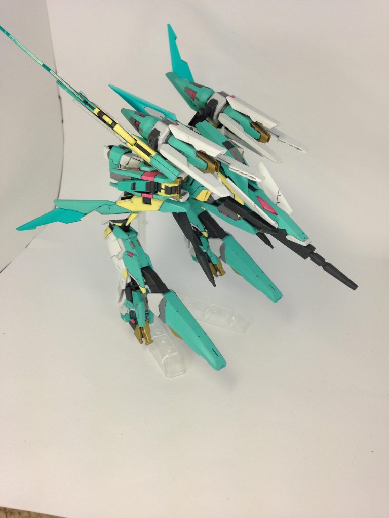 ガウォーク形態?の写真です。
モビルアーマーから逆部の太ももを180度ロール方向に回せばできます。
改造せずにできるのは、いいですね!元々のつま先が鳥のような形状だったので、塗り分けると、余計に鳥のように見えてきます。