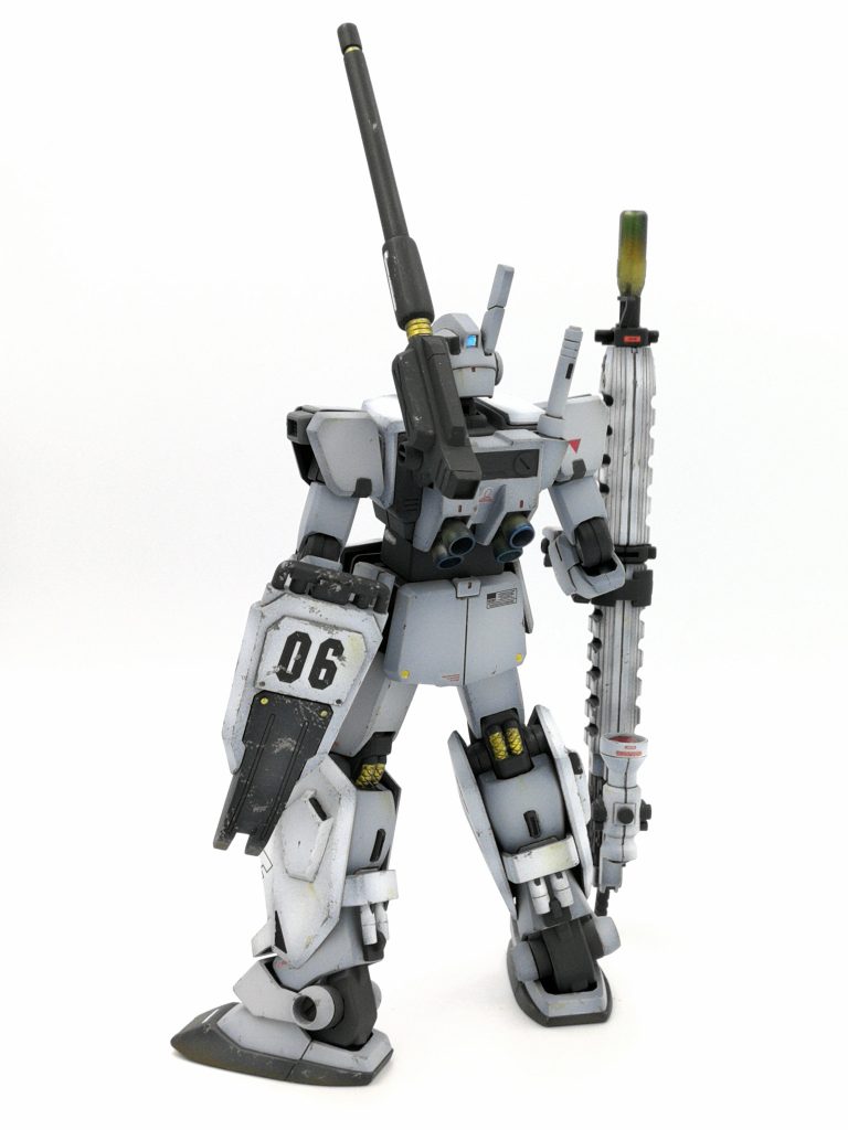 設定としては「試作型ロングレンジビームライフル」と「チョバムアーマー」の試験用に寒冷地仕様ジムを改造したという物です。
名前のシュネーマンはドイツ語で「雪だるま」という意味です。
センサーにはハイキューパーツさんのオーロラグリーンシールを貼っています。
光の反射で色が変わるので、ゴーグルみたいでカッコいいですね(*^^*)
戦闘形態は遠くから背中の榴弾砲で敵を攻撃しつつ、ロングレンジライフルで接近する敵機を薙ぎ払う戦法です。