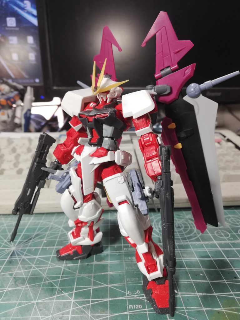 とりあえず形にした時の画像。
この後もまだちょいちょい工作してます。
ソードピストル保持用に手首の軸の角度を変更してるので、ライフルが持ちにくい感じ。