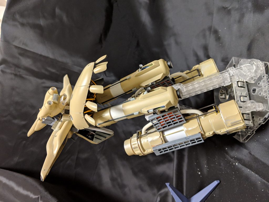 おしりから垂れ下がってるのは、スラスター類を守るアクティブシールド
イメージソースはシャコエビ