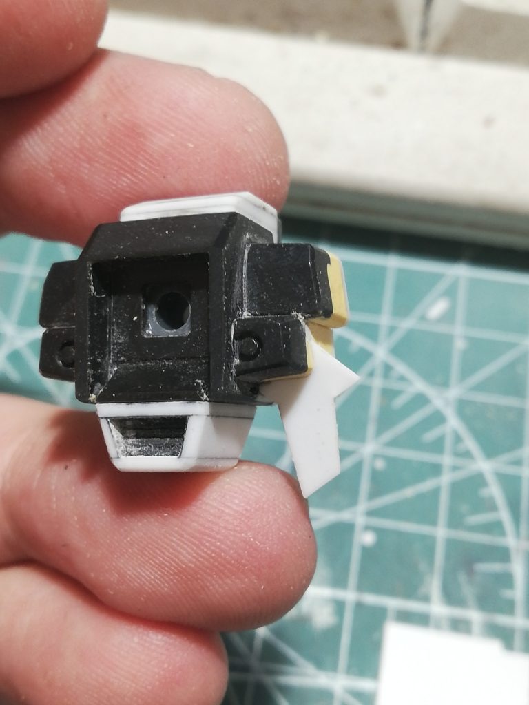 バックパックの工作はストライクノワールの胴体後ろ半分を加工してます。
小羽はこの後モールド彫ってます。