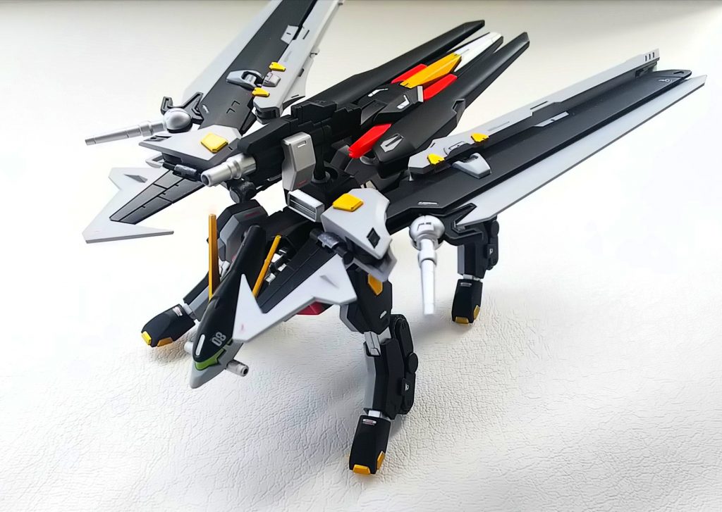 デッドエンドストライカーと追加武装ドラファングシールド&小型ビームライフルを背負った状態。