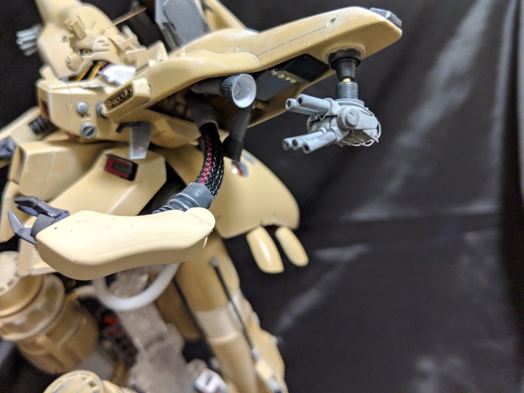 肩はいろいろ手を加えてます
腕はフレキシブルアーム化
元はSATAケーブル