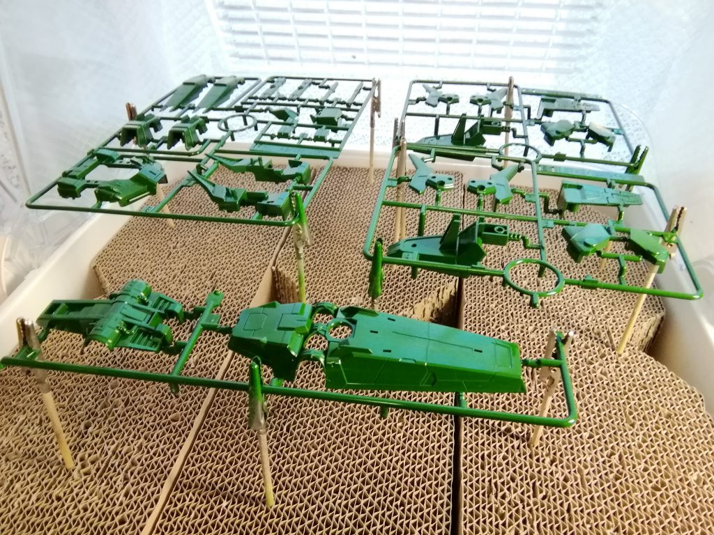 ランナーごと缶スプレー塗装、乾燥中の図。けっこう場所取ります。