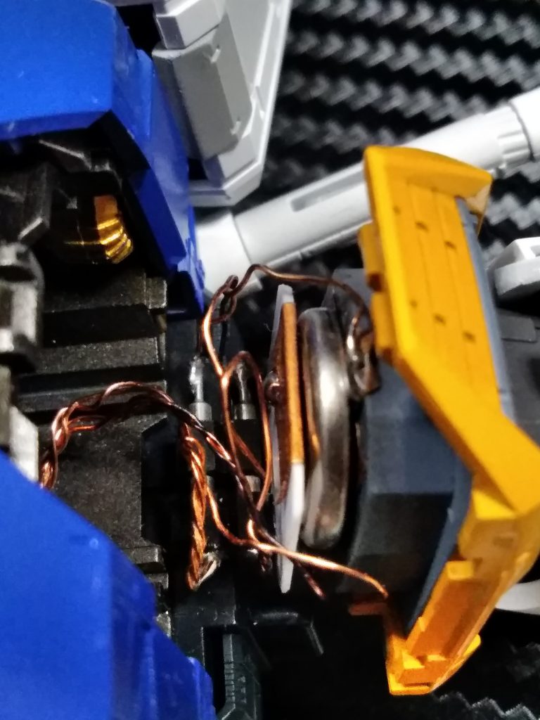 首下に電池スペースを自作。