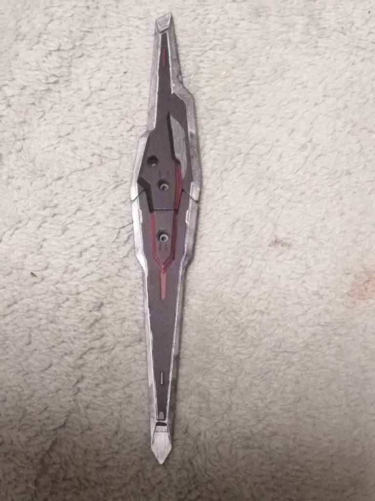 背部のドラグーンは短射程のビームガンと実体の刃を持ち、対ビームコーティングも施されていて上述の通り盾の役割も持つ。